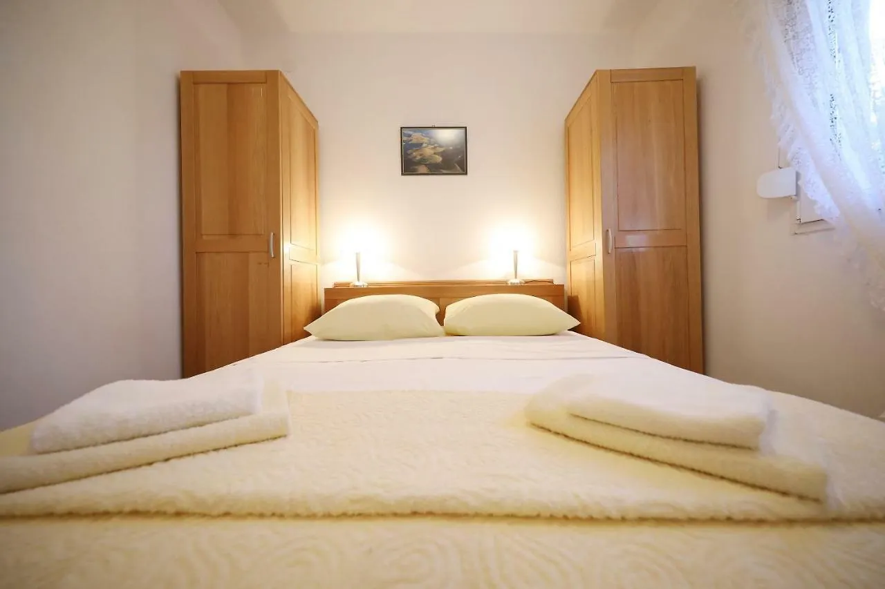 Apartmani Nada Super Petrcane Croatia
