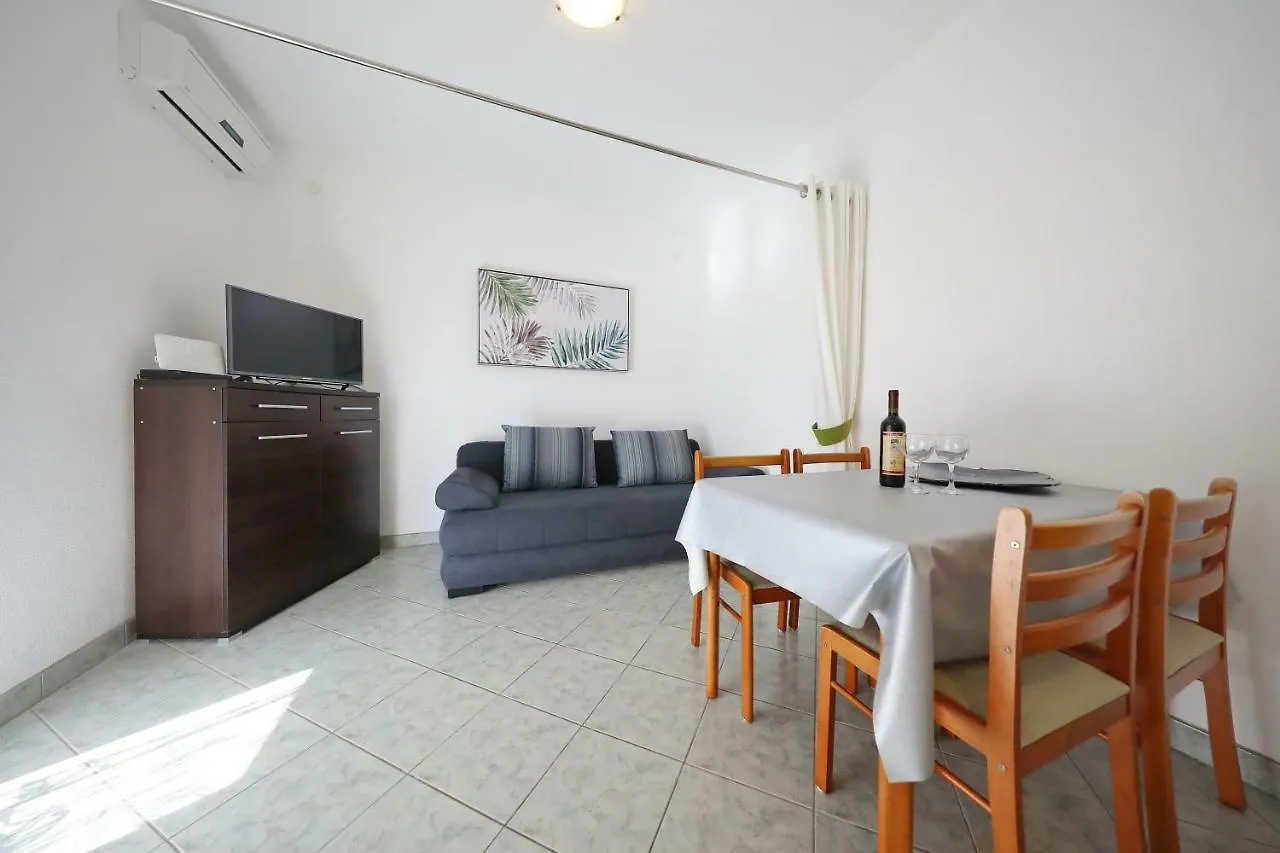 Apartmani Nada Super Petrcane Guest house